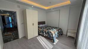 Apartment, Meerblick | Schreibtisch, laptopgeeigneter Arbeitsplatz, Verdunkelungsvorhänge