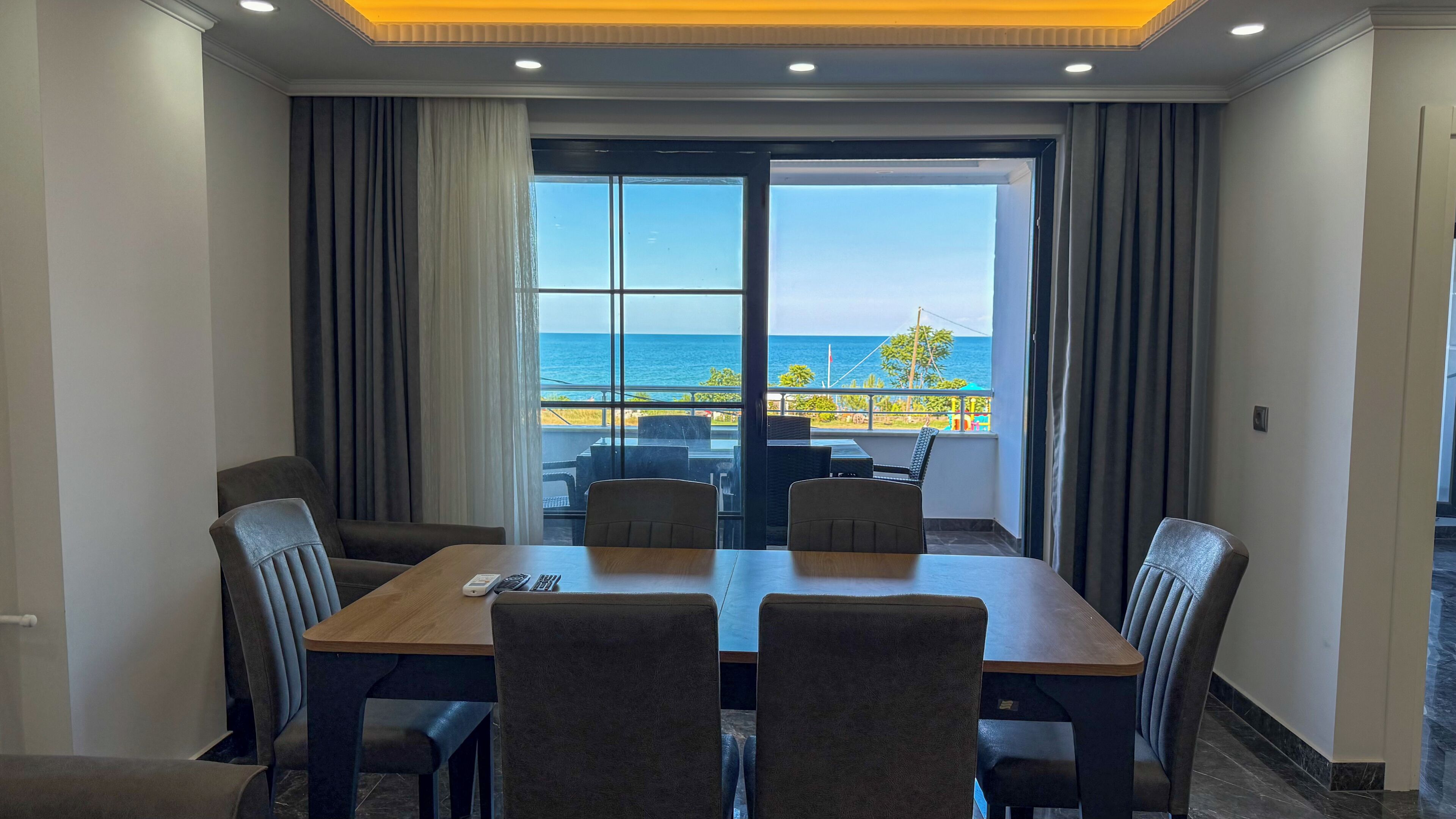 Une chambre d’hôtel avec un balcon, une table et des chaises.