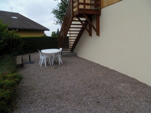 Outdoor dining - A peaceful mountain chalet at an elevation of 800 meters (Sapois)