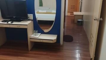 Työpöytä, kannettavalle tietokoneelle sopiva työtila, ilmainen Wi-Fi