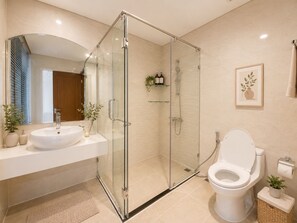 Hair dryer, bidet, towels, soap - Lovely 3-bedroom condo with AC in vibrant Thành phố Hồ Chí Minh (Thành phố Hồ Chí Minh)