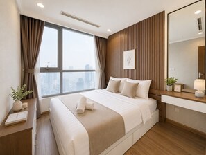 Ein Hotelzimmer mit einem großen Bett, einem Nachttisch mit Lampe, einem Spiegel und einem Fenster mit Vorhängen.