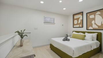 Iron/ironing board, WiFi (free)