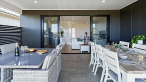 Apartment, 3 Schlafzimmer, Balkon, Blick auf den Golfplatz | Speisen im Freien