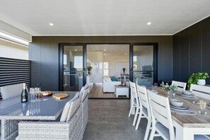 Appartamento, 3 camere da letto, balcone, vista campo da golf | Ristorazione all'aperto