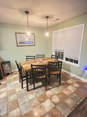 Dining - Enjoyable 3-bedroom house in charming Hubert (Hubert)