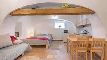 Ein gemütliches Schlafzimmer mit einem Bett, einem kleinen Schreibtisch und einem Fenster.