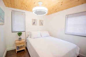 Room - Stunning Cottage with Fireplace in Lawartha Lakes, Ontario (Kawartha Lakes)