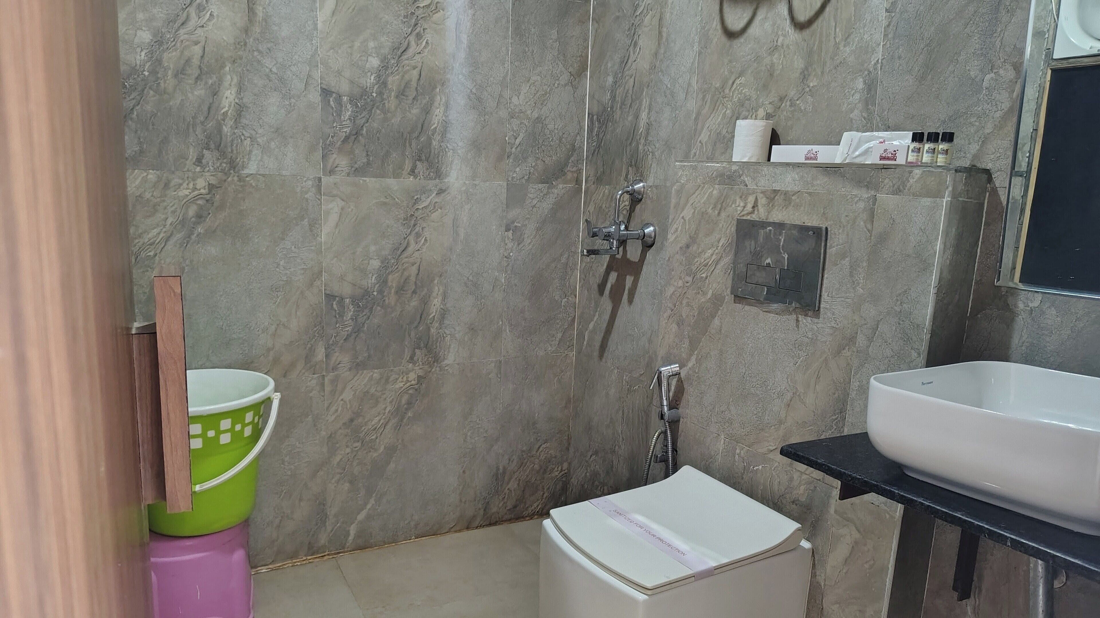 Deluxe Double Room, Balcony, Garden View | Bathroom | Shower, towels, soap, shampoo
