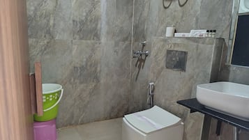 Deluxe Double Room, Balcony, Garden View | Bathroom | Shower, towels, soap, shampoo