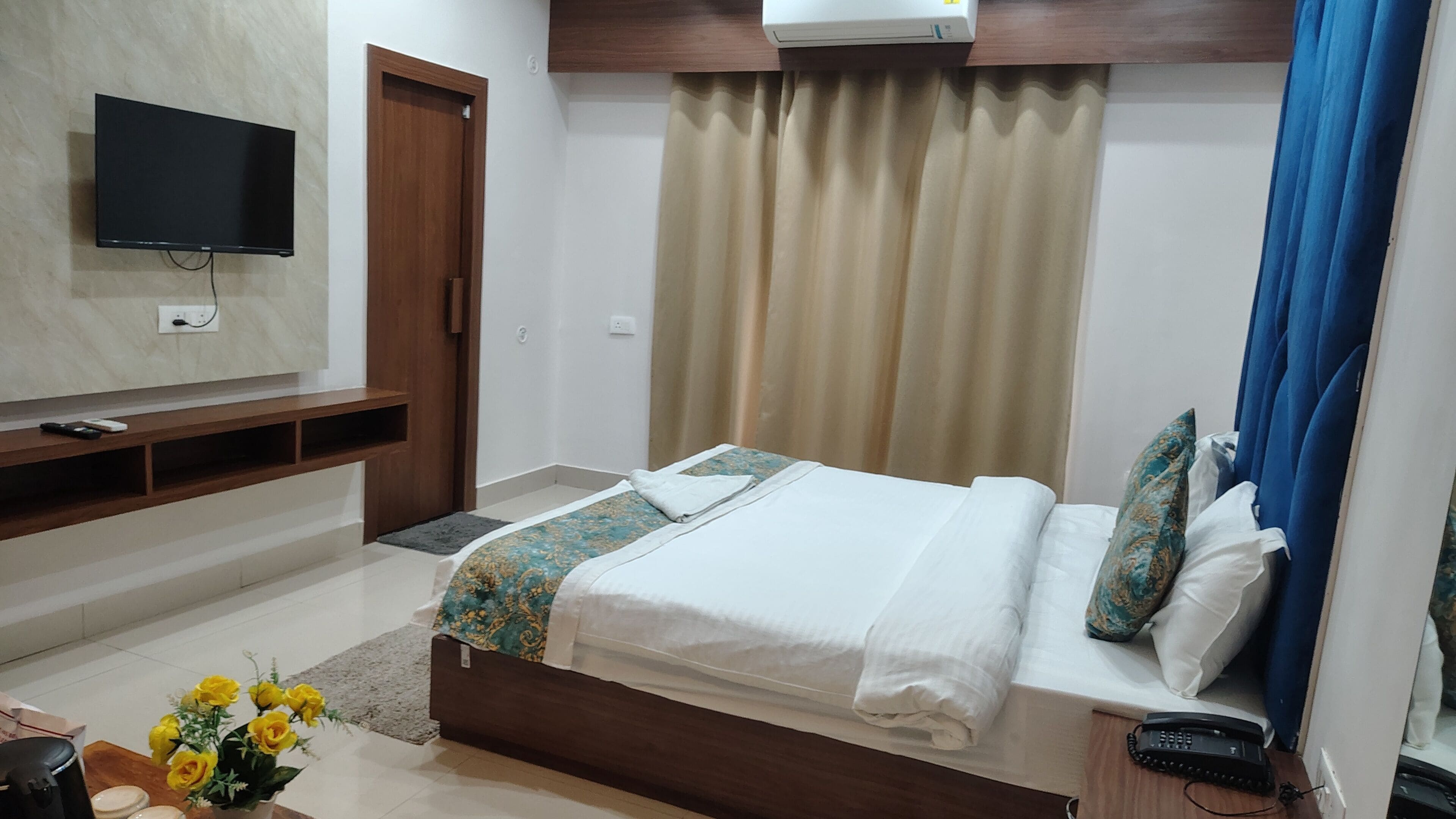 Desk, laptop workspace, WiFi (free)