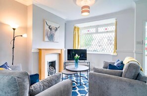 Living area - Sleeps 5 - 3-bed House - Hull (Hull)
