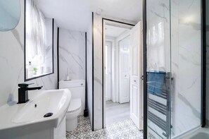 Bathroom - Sleeps 5 - 3-bed House - Hull (Hull)