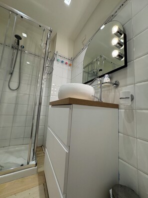 Shower, hair dryer, bidet, towels - Vrbo Property (Assisi)