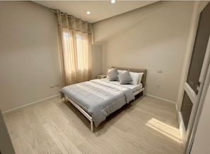 Tabla de planchar con plancha, wifi y ropa de cama