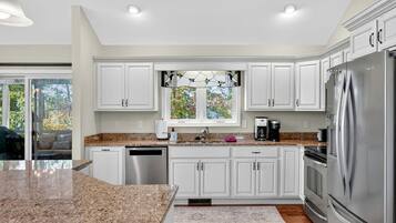 Coffee/tea maker, microwave, oven, stovetop