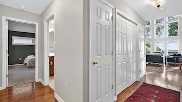 6 bedrooms, iron/ironing board, WiFi