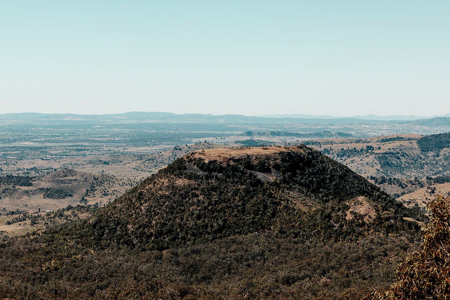 Un paysage montagneux avec une colline bien visible au premier plan.