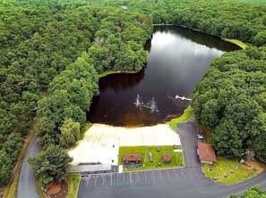 An aerial view of a park with a pond, a gazebo, and a parking area. - Sandlewood Getaway  Fire Pit  Pool  Hot Tub (East Stroudsburg)