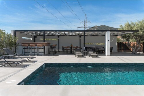 Ria Oasis Residence, Luxury 3-Bedroom Apartment with Private Pool