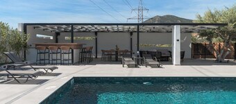 Ria Oasis Residence, Luxury 3-Bedroom Apartment with Private Pool