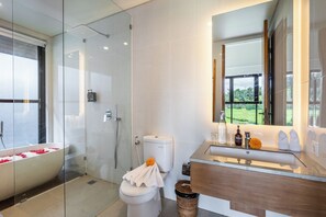 Biệt thự, sân hiên, quang cảnh vườn | Phòng tắm