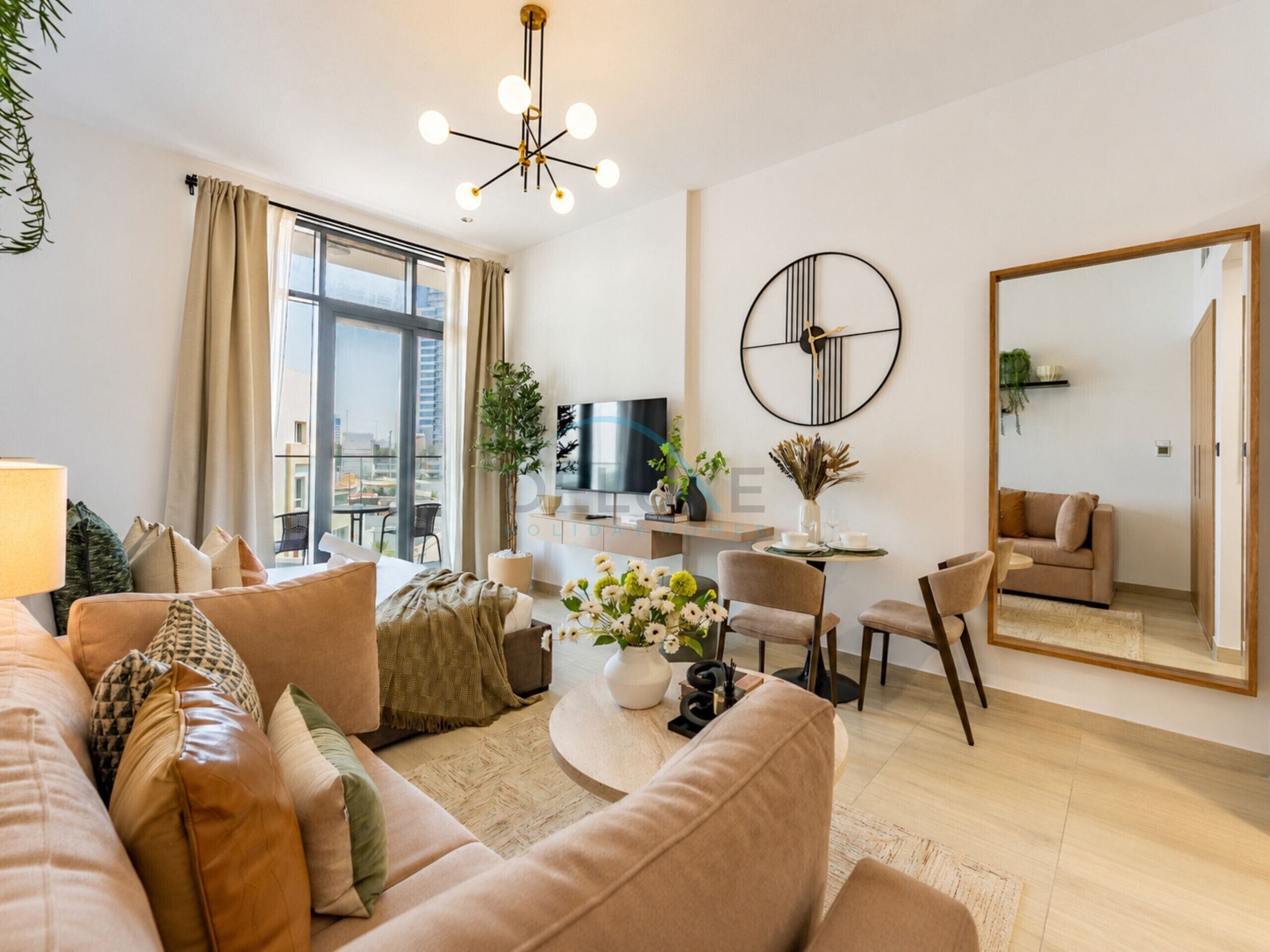 Uma sala de estar moderna com sofá, cadeiras, mesa de jantar, televisão e um espelho grande.
