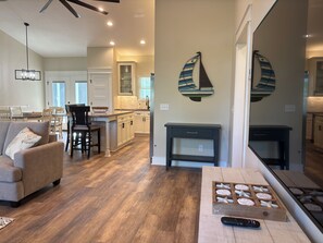 Living area - Brand new home great for families and contractors (Panama City)