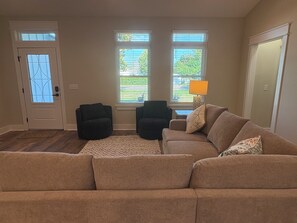Living area - Brand new home great for families and contractors (Panama City)