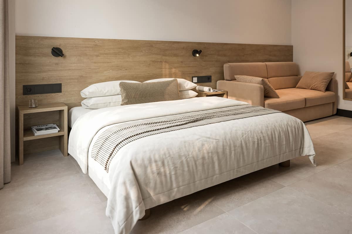 Original Studio - 4 Person | Desk, laptop workspace, WiFi (free)