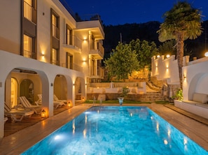 Una piscina al aire libre
