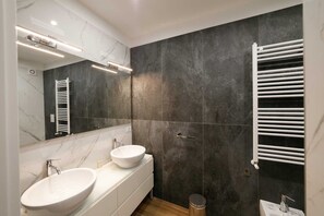 Departamento familiar, balcón | Baño | Regadera, secadora de cabello, toallas, jabón 