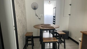 Dining - 1-bedroom house, sleeps 2 (Missillac)