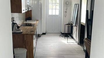 Kaffe- och tebryggare, kylskåp, mikrovågsugn och ugn