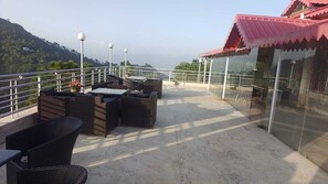 Outdoor dining - Twin Oaks  (Barog)