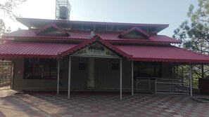 Exterior - Twin Oaks  (Barog)