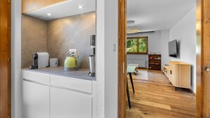 Cozinha moderna com chaleira, torradeira e máquina de café.