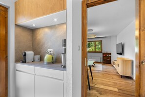 Eine moderne Küche mit Wasserkocher, Toaster und Kaffeemaschine.