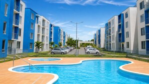 Una piscina al aire libre