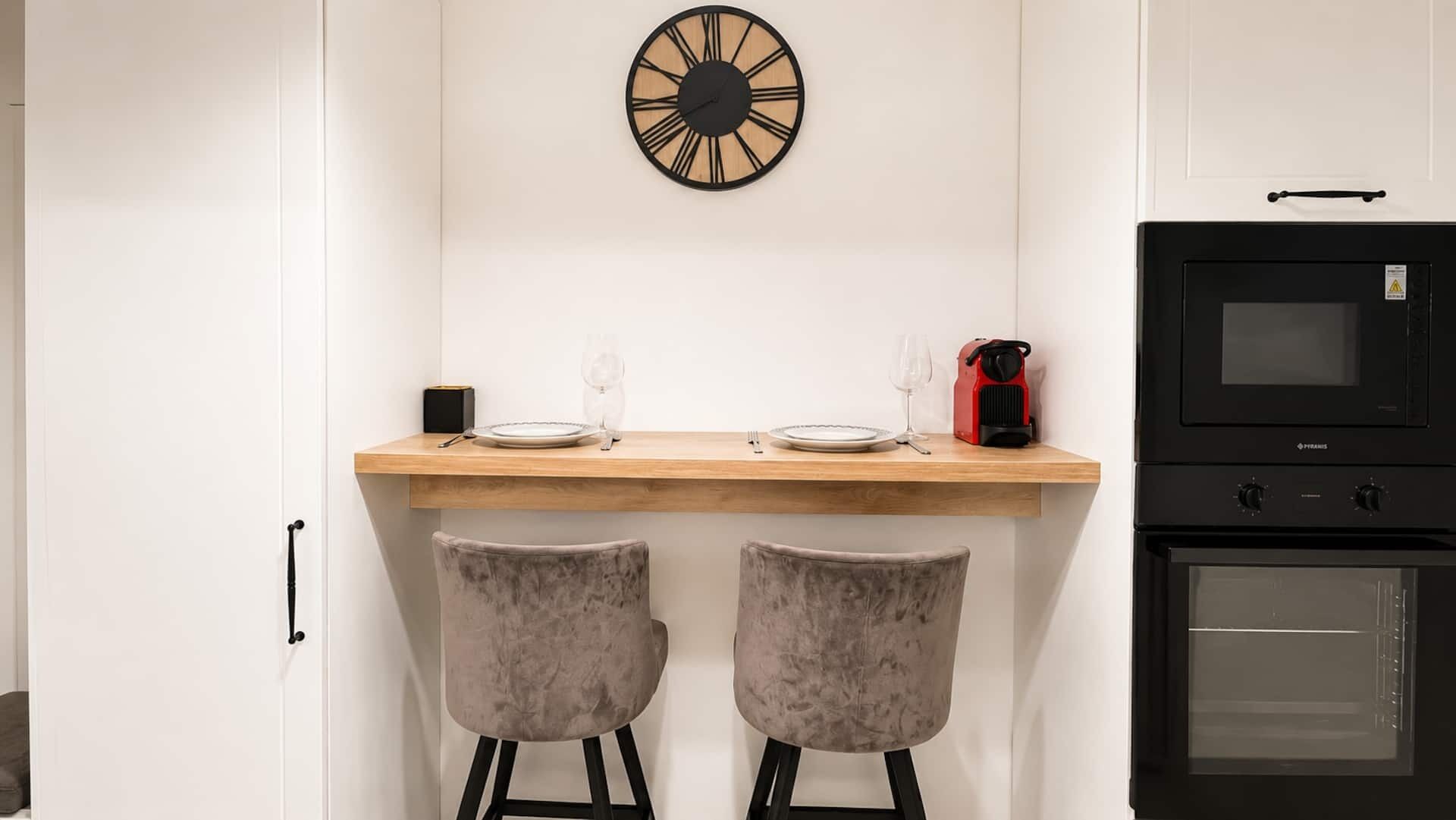 Cafetière/bouilloire, réfrigérateur, micro-ondes, four