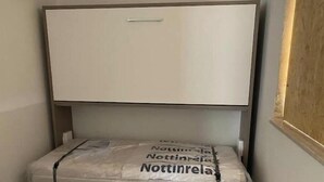 Une chambre comprenant un lit, une armoire et un matelas d’une marque particulière.
