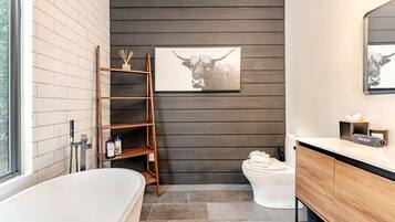 Bañera de hidromasaje, secador de pelo, toallas