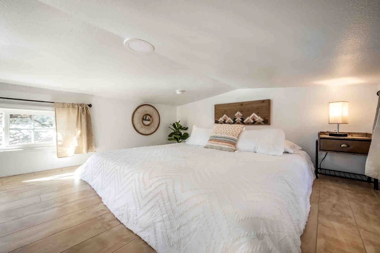 2 bedrooms, desk, iron/ironing board, WiFi