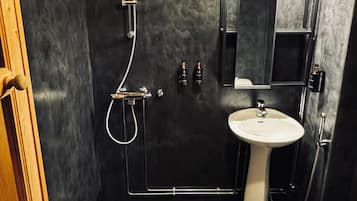 Phòng đôi Deluxe, quang cảnh sân vườn | Phòng tắm | Khăn tắm, xà phòng, dầu gội, giấy vệ sinh