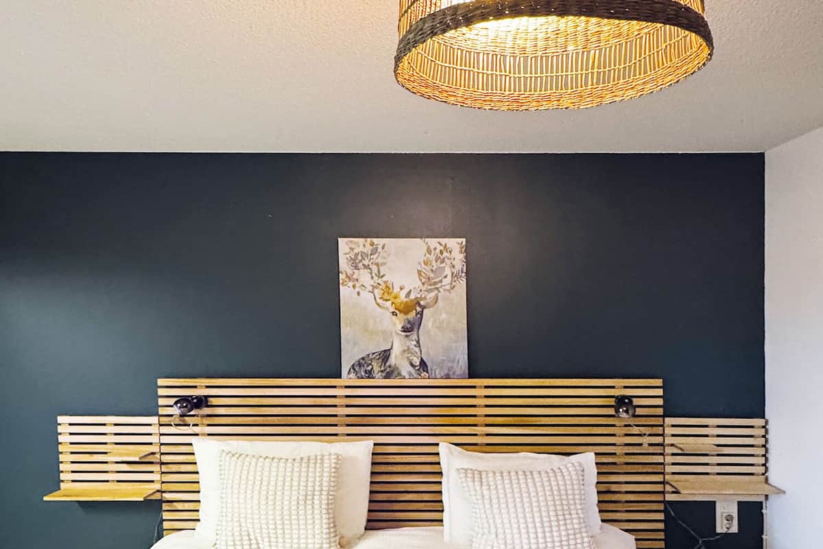 Deluxe Double Room, Courtyard View | Desk