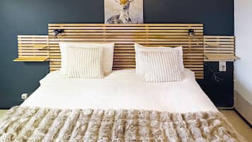 Deluxe Double Room, Courtyard View | Bed sheets