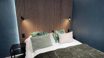 Classic Double or Twin Room, Courtyard View | Desk