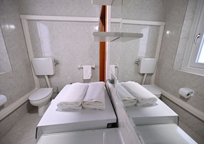 A modern bathroom with two sinks, a toilet, and a mirror. - UNILOFT - Uni Area - Policlinic Area (Modena)