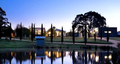 Amazing Villa with Swimming Pool and Lake Access in Hepburn, Victoria