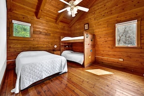 Room - Spacious Mountain Log Cabin with Trails Pond and Fireplace in Bentonville Virginia (Rileyville)